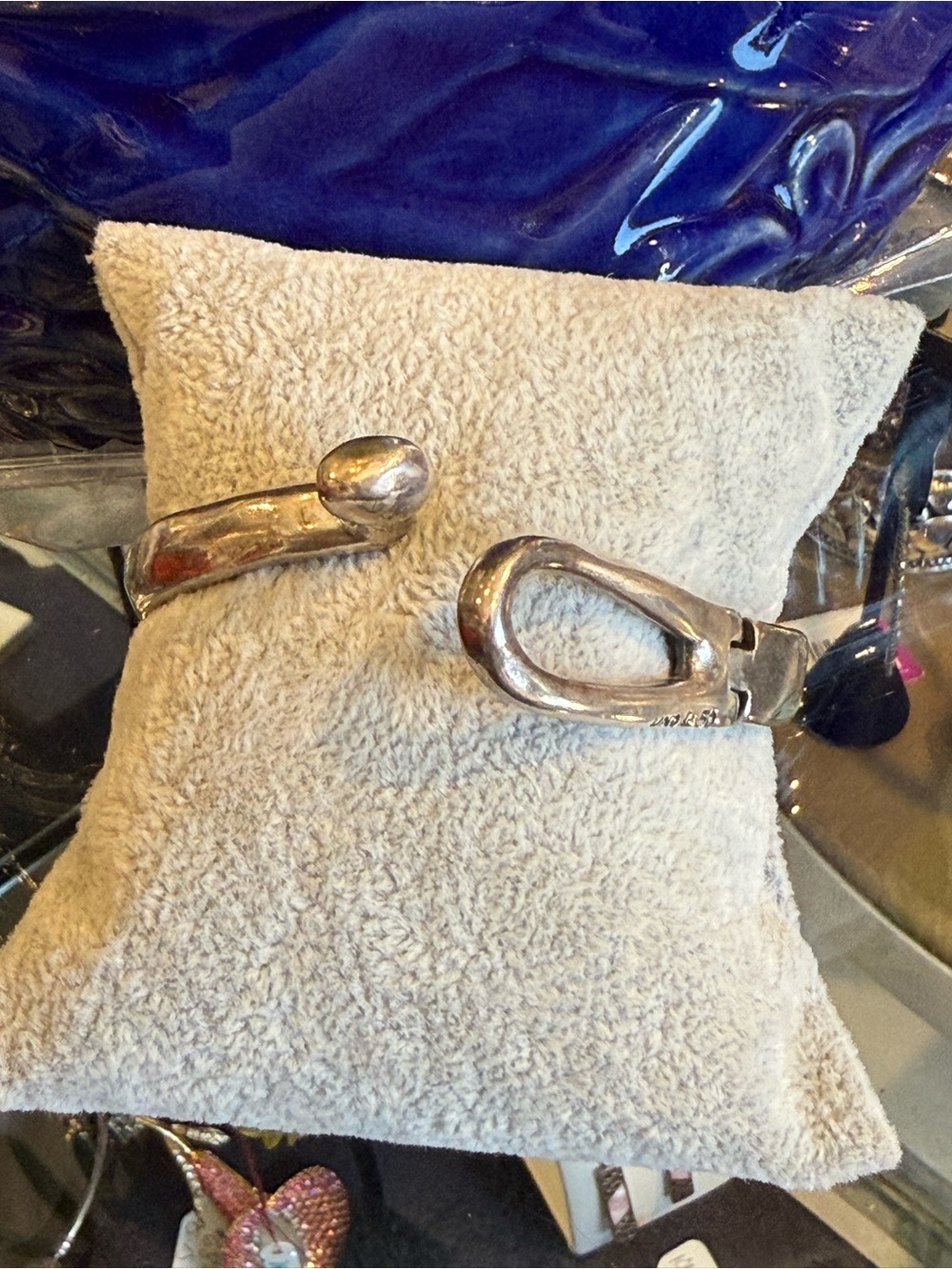 Uno De 50 Bracelet Sping Leaded Ball Eye Closure Bangle - Picture 2 of 5